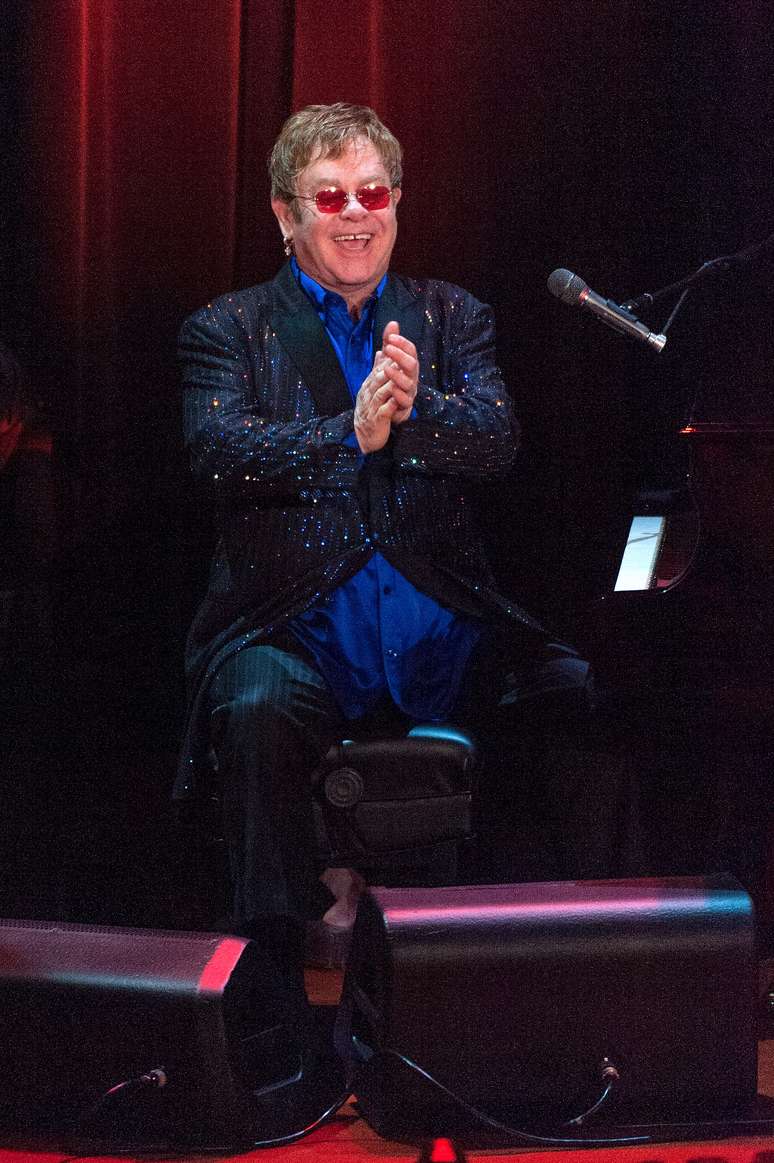 Elton John foi submetido a uma cirurgia na última quinta-feira, em Mônaco