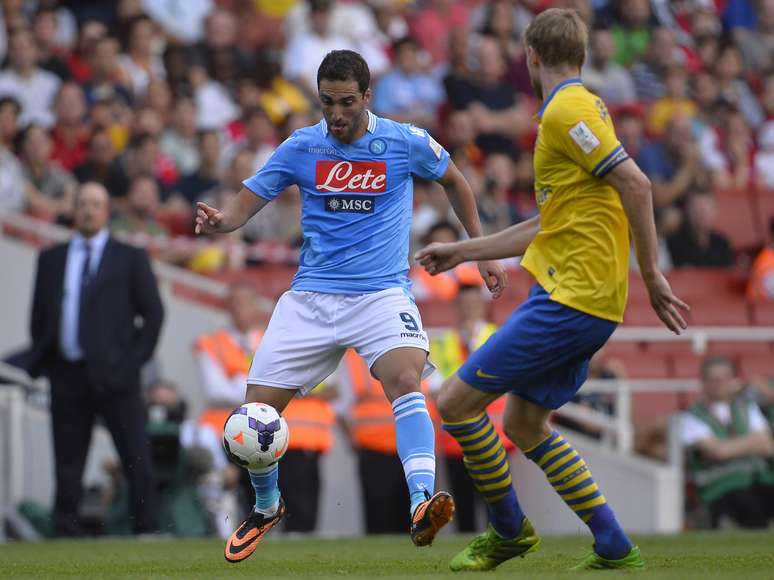 Atacante argentino Gonzalo Higuaín entrou no segundo tempo e fez sua estreia pelo Napoli