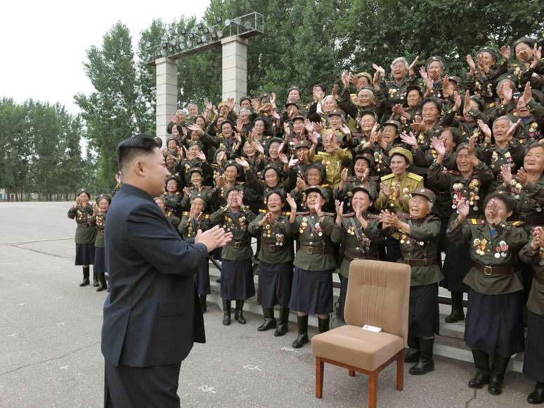 Líder norte-coreano é aplaudido por veteranos em evento
