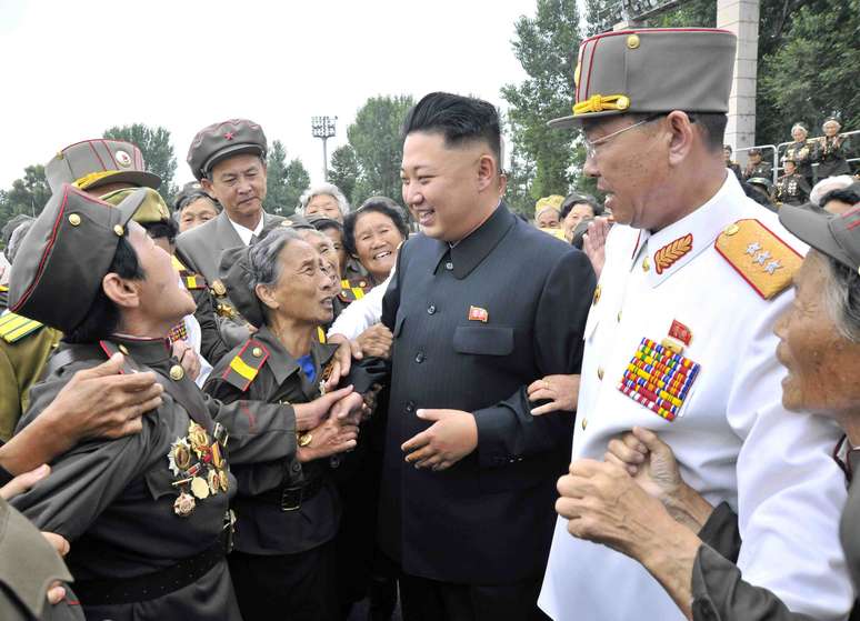 <p>Militares e veteranos de guerra cumprimentam Kim Jong-un</p>