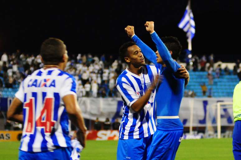 Luciano celebra gol em vitória do Avaí sobre o Paysandu