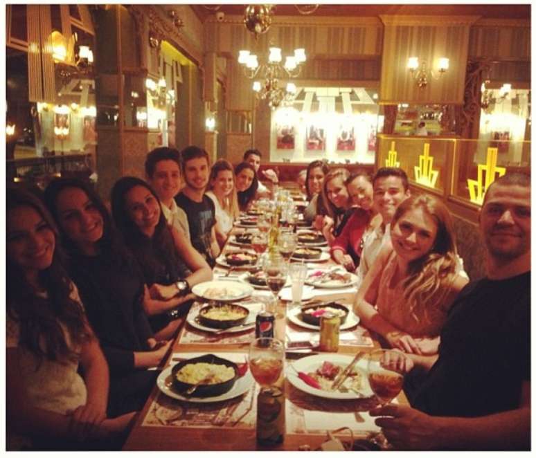 Bruna Marquezine jantou com amigos na noite de sexta-feira em "pré-comemoração" de aniversário