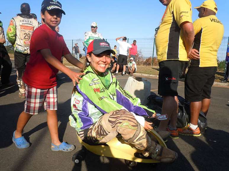 <p>Paulista da Kawasaki Rinaldi brincou com filho de competidor das motos ao fim do rali</p>