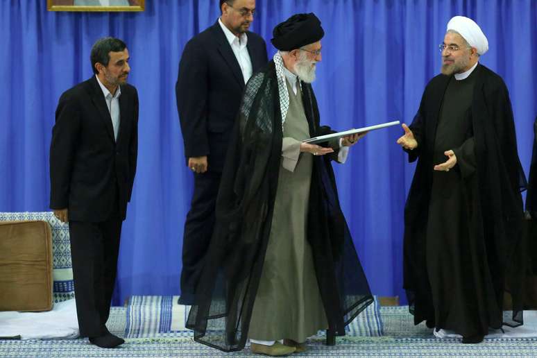 <p>Aiatol&aacute; Ali Khamenei (C) entrega a carta de refer&ecirc;ncia ao novo presidente Hassan Rohani (D)</p>