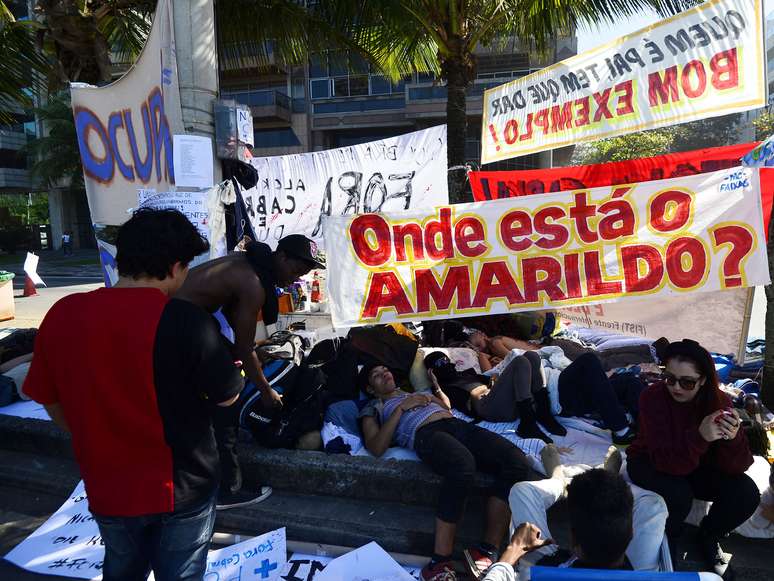<p>Manifestantes prometem ficar no local até que Cabral deixe o governo fluminense</p>