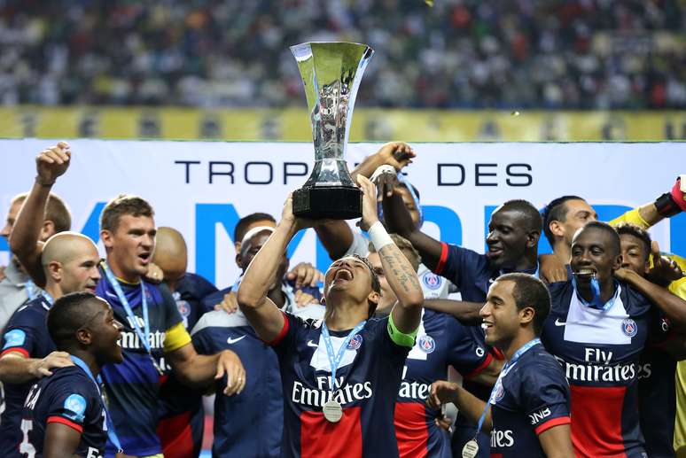 <p>Capit&atilde;o Thiago Silva levanta Supercopa da Fran&ccedil;a para o PSG</p>