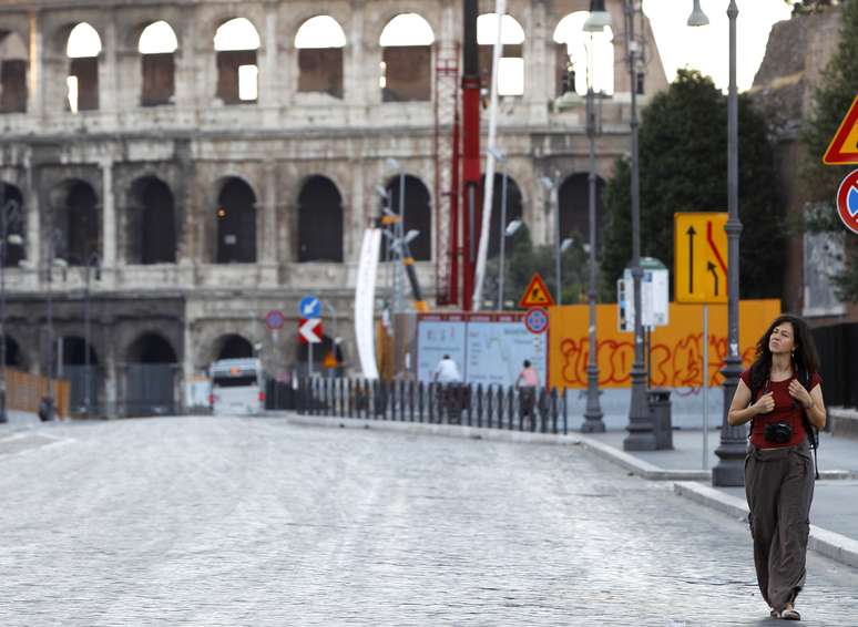 <p>Prefeito mandou fechar ao tr&acirc;nsito a&nbsp;avenida movimentada que liga a Piazza Venezia de Roma ao Coliseu&nbsp;</p>