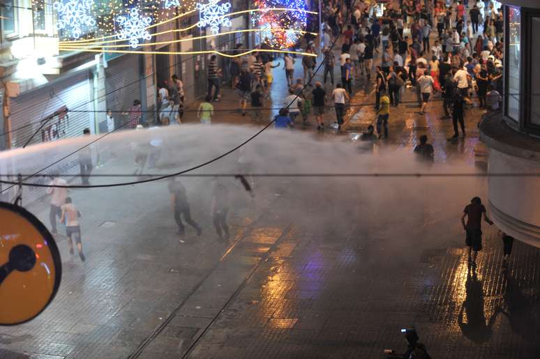 Polícia usou água para conter um grupo de manifestantes 