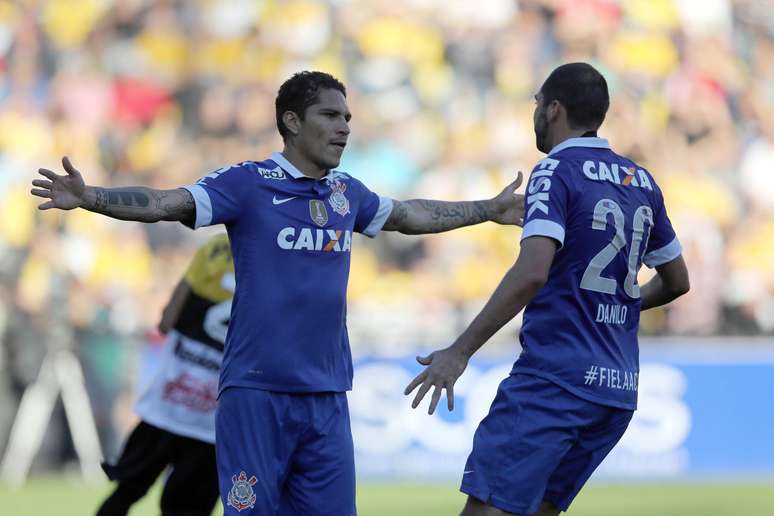 Guerrero e Danilo se abraçam: peruano marcou, de pênalti, depois de um mês sem marcar pelo Corinthians