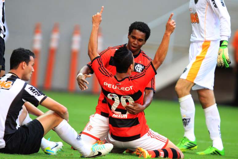 Nixon ganha abraço de Luiz Antônio. Jovem atacante foi o principal nome na vitória do Flamengo sobre o Atlético-MG por 3 a 0 no Mané Garrincha