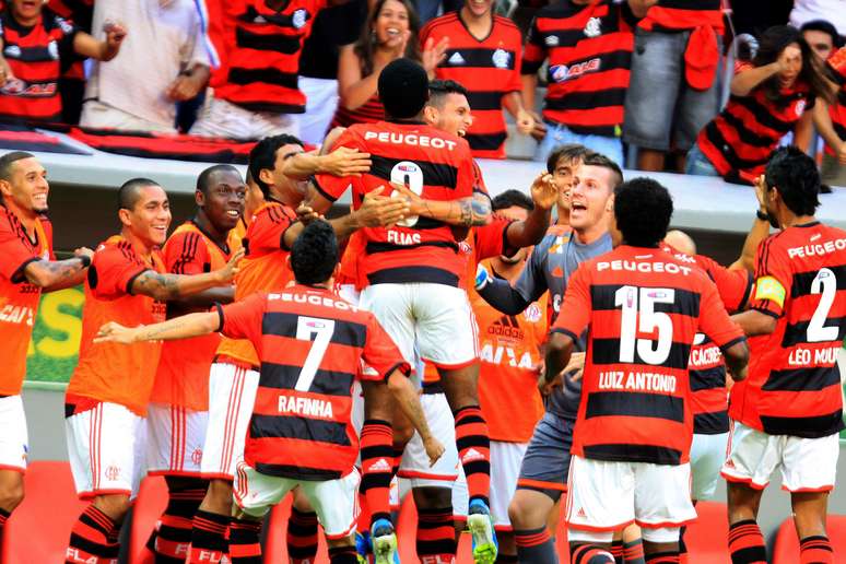 Flamenguistas celebram o gol de Elias, um dos destaques no Mané Garrincha