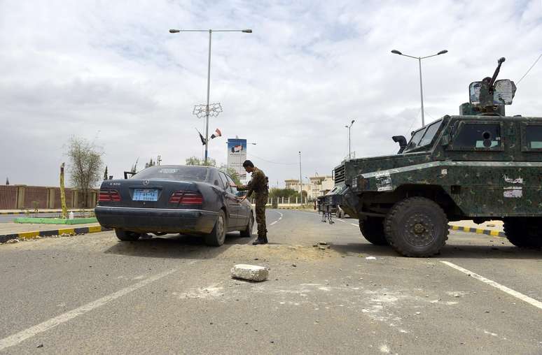 Soldado faz uma revista em um carro em Sanaa
