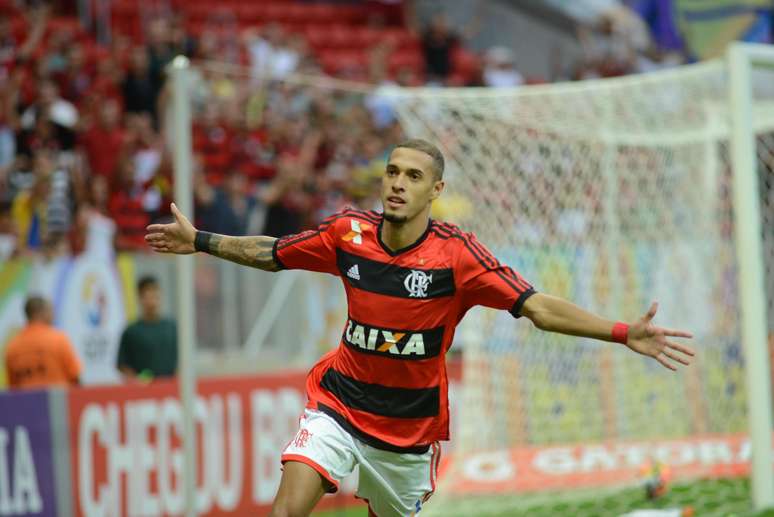 <p>Paulinho já jogou improvisado como lateral no Flamengo</p>