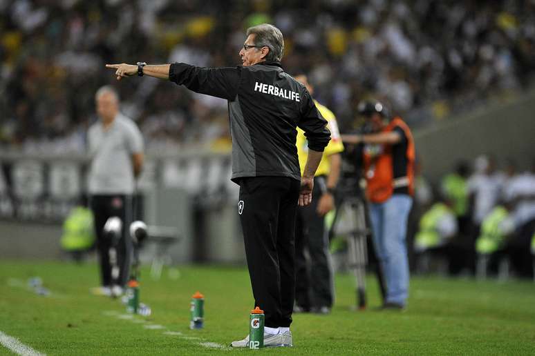 <p>Oswaldo de Oliveira comanda o Botafogo, l&iacute;der do Campeonato Brasileiro</p>