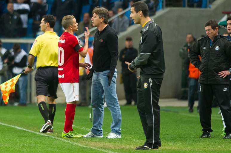 <p>D'Alessandro discute com Renato Gaúcho na beira do gramado</p>