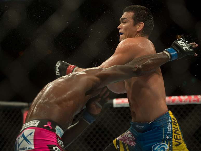 <p>Lyoto Machida fez luta apertada contra Phil Davis e perdeu em decisão polêmica dos juízes</p>