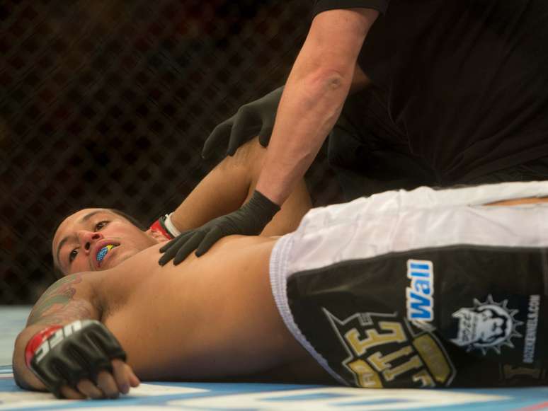 <p>Vinny Magalhães fica desnorteado após sofrer nocaute com apenas 14 segundos de luta</p>