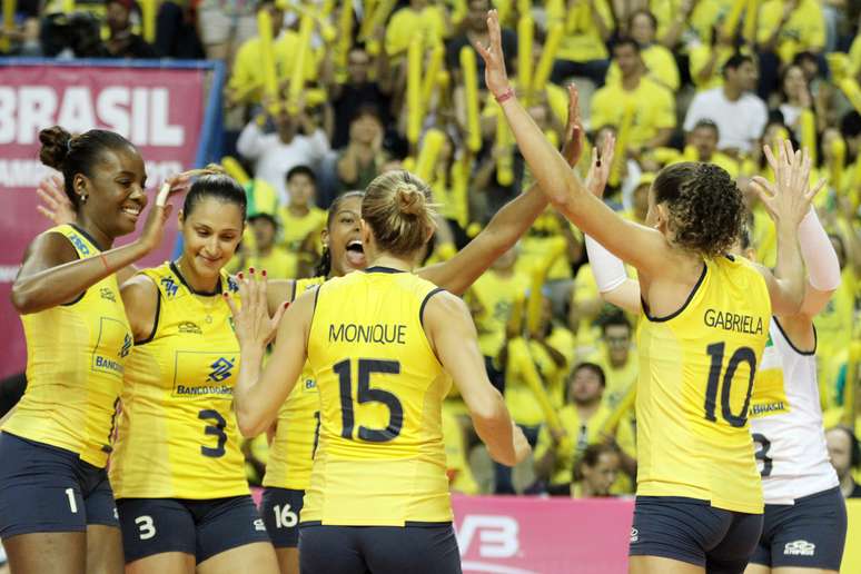 <p>A Sele&ccedil;&atilde;o Brasileira feminina de v&ocirc;lei comemorou neste domingo a terceira vit&oacute;ria no Grand Prix</p>