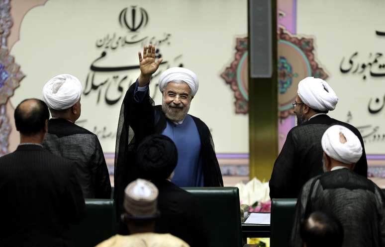 <p>Hassan Rouhani prestou juramento diante do Parlamento em Teerã neste domingo</p>