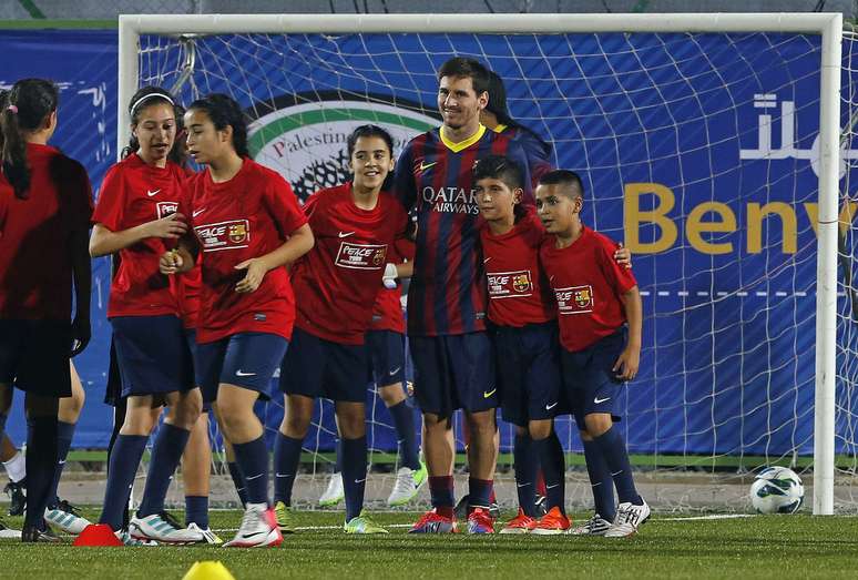 Lionel Messi posa com crianças 