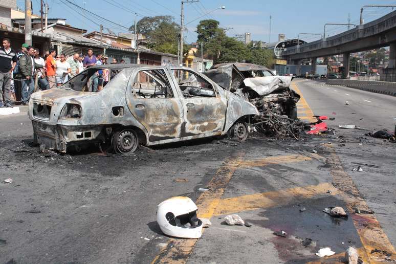 Após o choque, um dos veículos pegou fogo