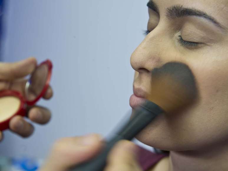 <p>Pó serve para finalizar e fixar maquiagem</p>