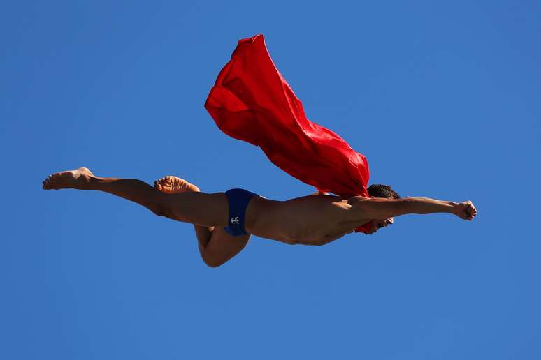<p><strong>31 de julho</strong><br />Michal Navratil, da República Checa, chamou a atenção ao participar do salto de penhasco de 27 m com uma capa de Super Homem</p>