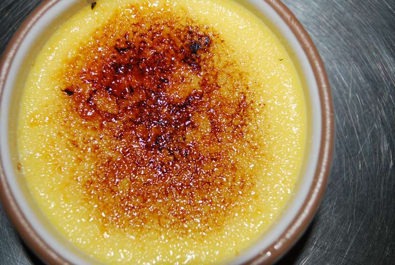 <p>O creme brûlée tradicional traz creme inglês e foi popularizado pelos franceses</p>