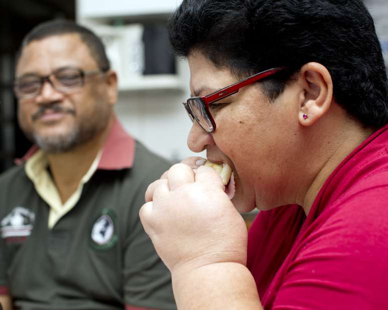 <p>Maria Aparecida não se priva de comer o que tem vontade, o doce preferido dela é pudim de leite</p>