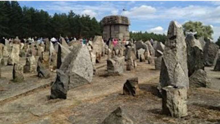 Treblinka hoje tem um memorial em homenagem às 87 mil vítimas do campo nazista