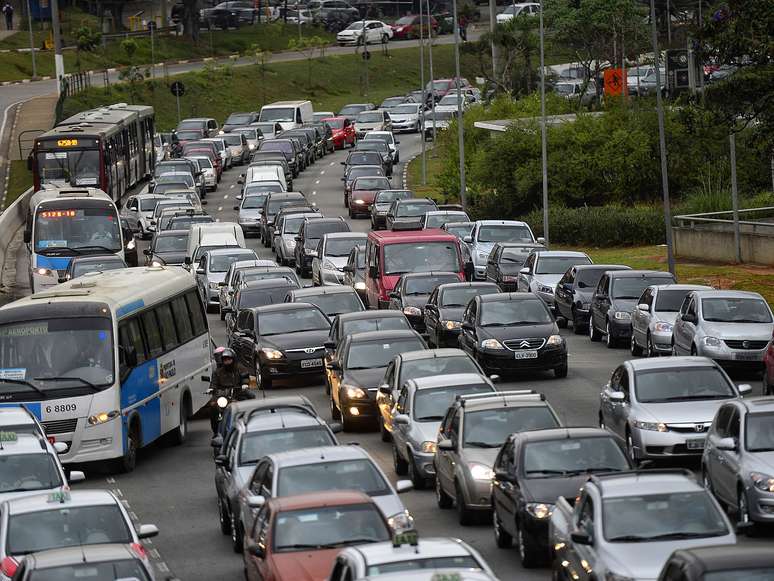 <p>Motoristas enfrentavam congestionamento na avenida Washington Luís, na zona sul</p>