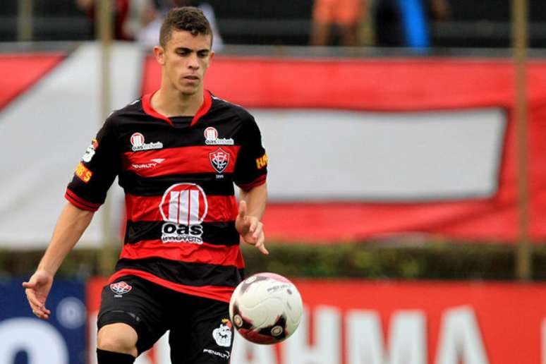 Gabriel Paulista pode voltar a ser utilizado como lateral no Vitória