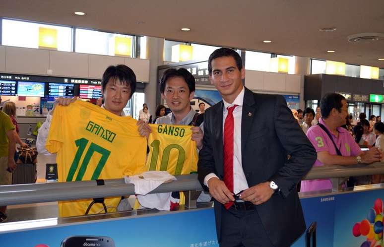 Ganso foi tietado por torcedores japoneses durante viagem do São Paulo