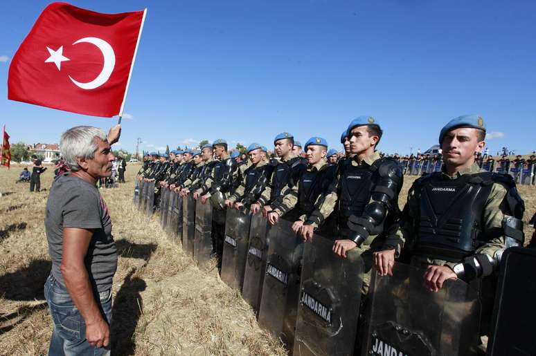 Manifestante exibe bandeira turca para soldados que protegem tribunal em Silivri