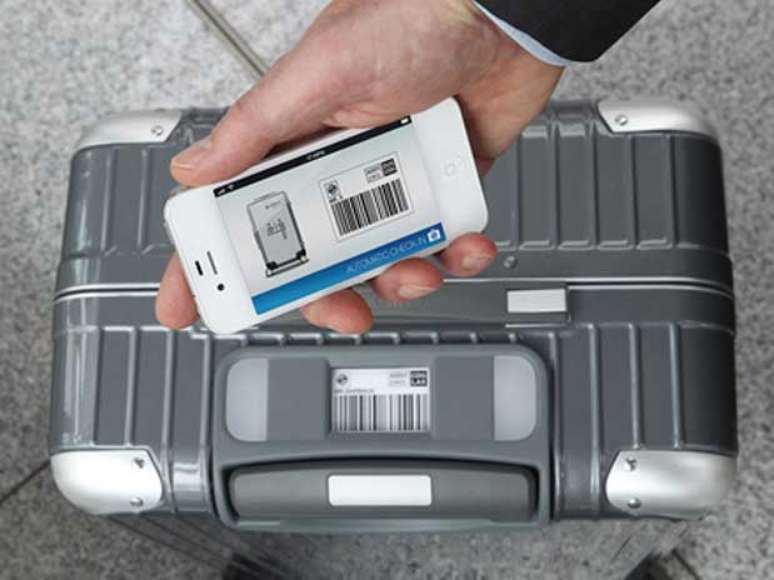 Com a ajuda de um aplicativo de smartphone, o viajante pode controlar a mala de longe