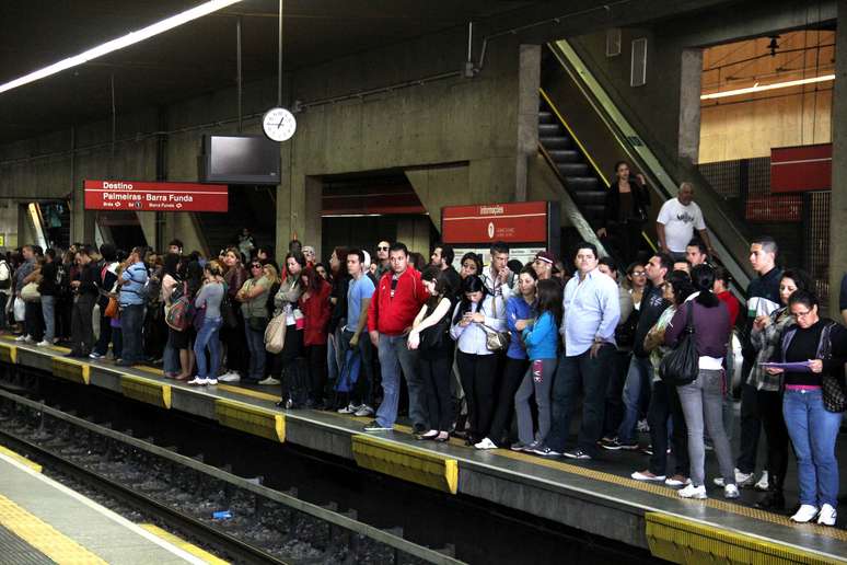 A estação Barra-funda registrou acúmulo de passageiros na plataforma, apesar do horário de pouco movimento