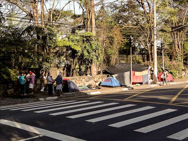 <p>Manifestantes passaram o domingo em frente ao Palácio dos Bandeirantes</p>