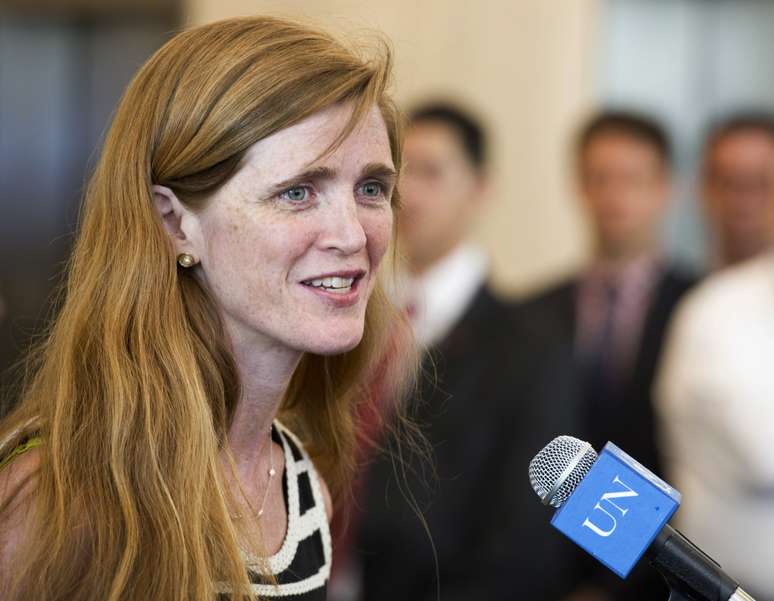 Power fala a jornalistas instantes antes de se apresentar como nova embaixadora americana na ONU