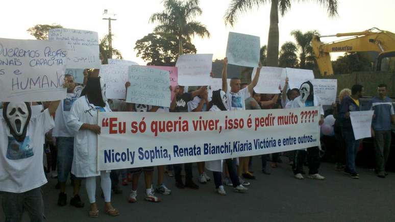 <p>Dezenas de pessoas protestaram, na última sexta-feira contra a morte de dois bebês e uma gestante no Hospiral Regional de Cotia</p>