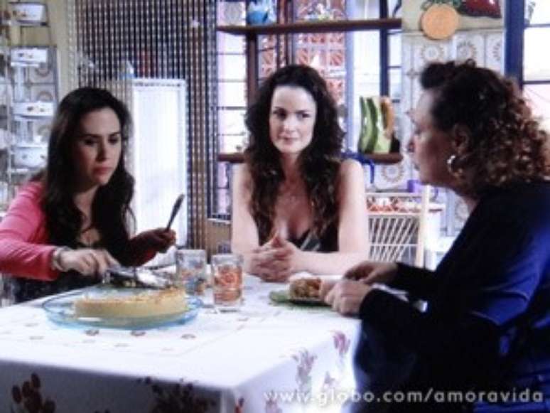 <p>Gina leva uma torta de frango a Márcia e a ex-chacrete dá informações sobre seu pai</p>
