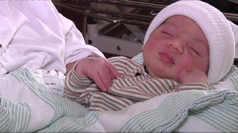 Bebê nasceu em carro segundos antes de um acidente que envolveu toda a família