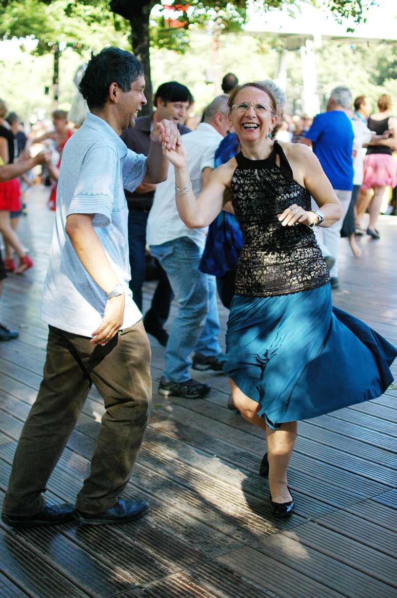 <p>Casal dança durante o Baile Popular que acontece ao cair da tarde no Paris Plage</p>