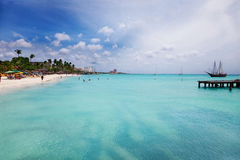 Aruba é sempre lembrada por suas praias de águas claras e areias brancas