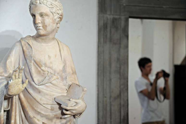 Imagem da estátua danificada em museu de Florença 
