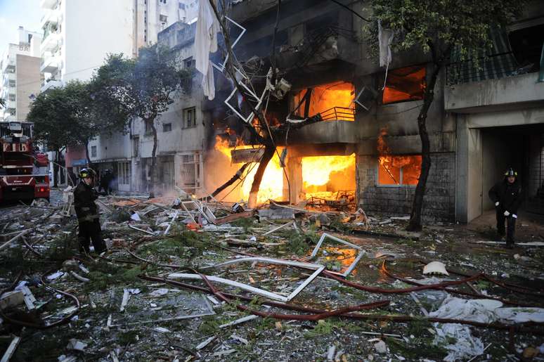 Bombeiros trabalham para apagar o fogo após a explosão no edifício de Rosário
