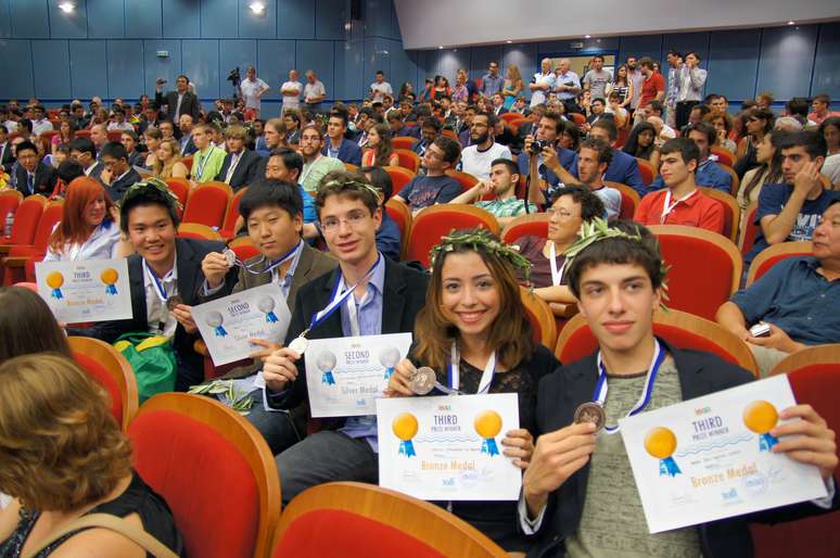 Brasileiros mostram premiações da olimpíada de astronomia