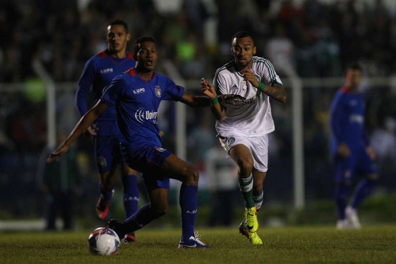 Wesley disputa bola no jogo São Caetano x Palmeiras