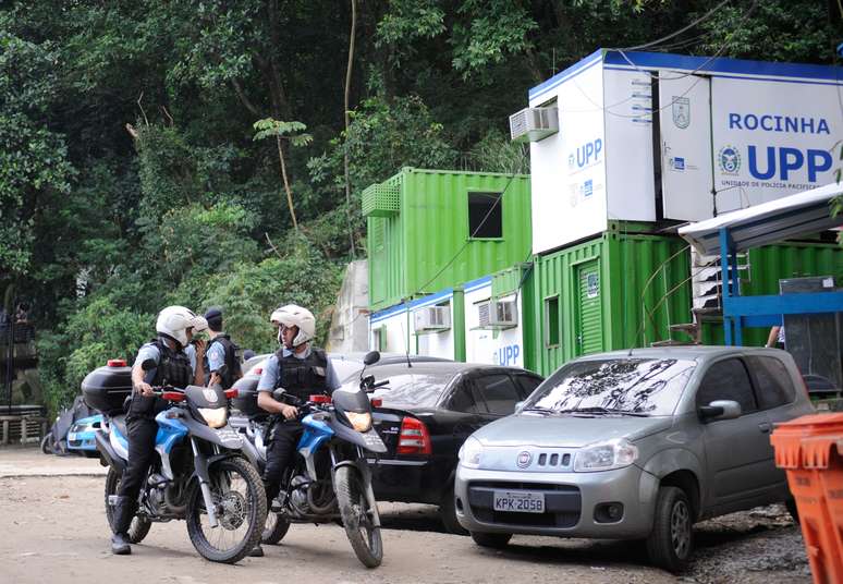 <p><strong>7 de agosto - </strong>Policiais militares participam das buscas pelo pedreiro Amarildo de Souza, desaparecido desde julho na Rocinha</p>