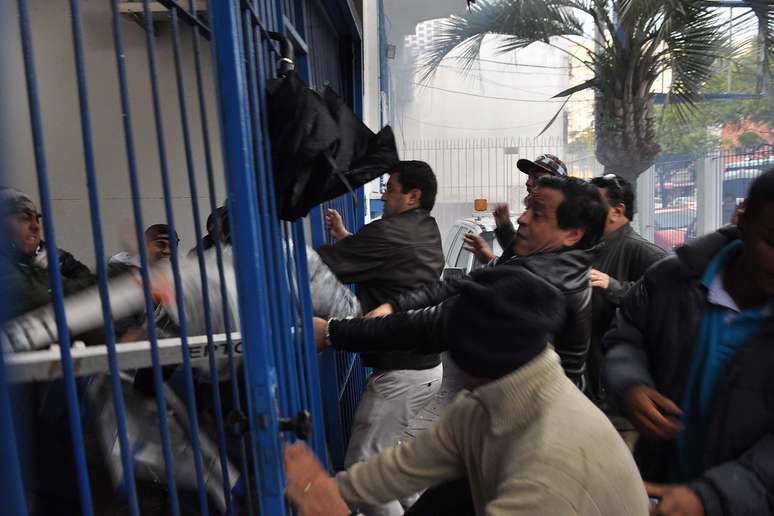 Manifestantes que ocupavam prédio entraram em confronto com membros do sindicato que tentavam entrar na sede
