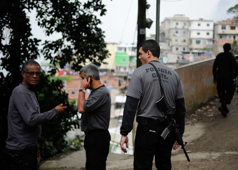 <p>Policiais da Divisão de Homicídios (DH) encerraram nesta quarta-feira mais uma busca frustrada pelo paradeiro de Amarildo</p>